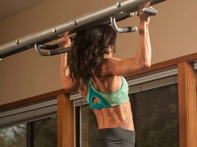 Julia Nicole Fitness doing pull ups